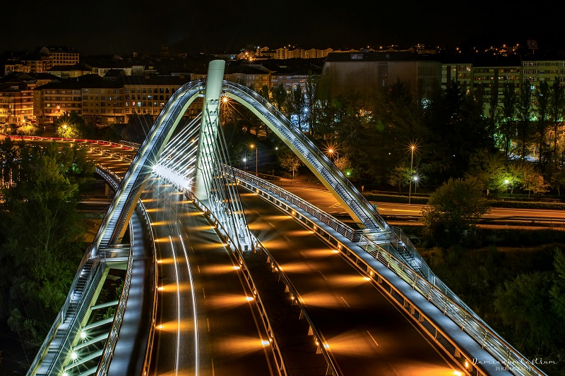 Puente del Milenio en Ourense, España, de noche