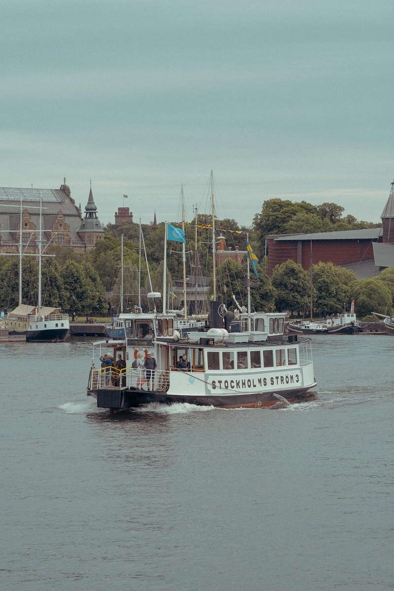 Transbordador de pasajeros Stockholms Ström 3 navegando por las aguas de Estocolmo