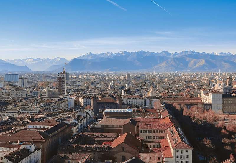 Vista aérea de Turín, Italia, con los Alpes nevados al fondo