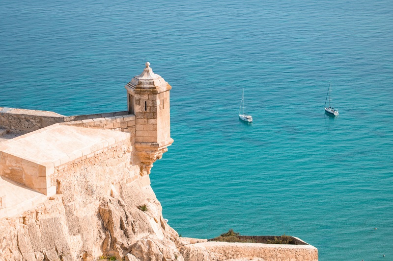 Vista del Castillo de Santa Bárbara, un emblema de la ciudad de Alicante