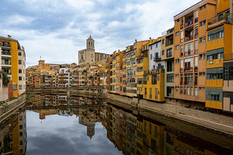 Vista pintoresca de la ciudad de Gerona (Girona), España, conocida por sus icónicas casas de colores a lo largo del río Onyar