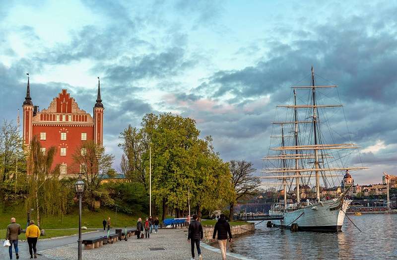 Vista pintoresca del paseo marítimo en el área de Skeppsholmen o Gamla Stan en Estocolmo