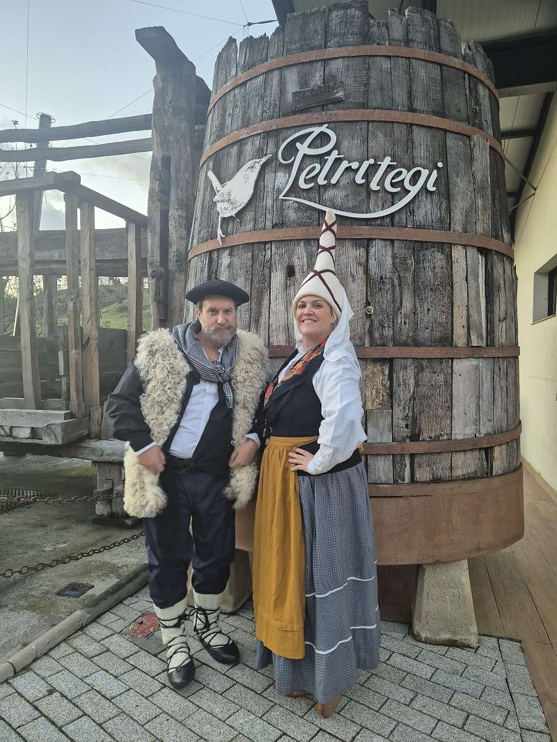 Petritegi inicia la celebración de su 500 aniversario con un reparto navideño de 4.000 botellas de sidra espumosa