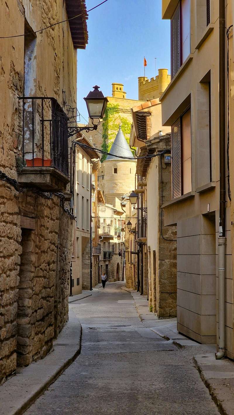 Calle estrecha en el pueblo de Olite, Navarra, que conduce al Palacio Real de Olite