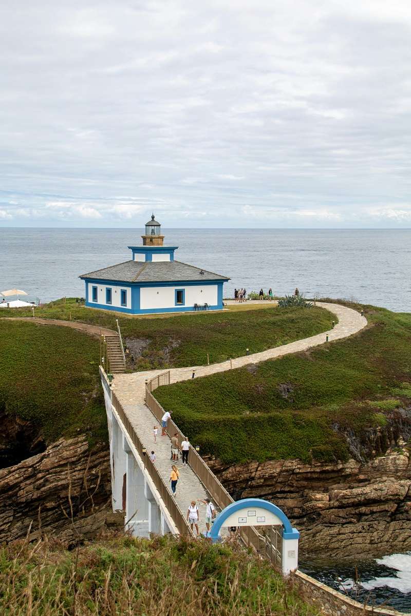 Faro de la Isla Pancha (Faro de Illa Pancha en gallego), ubicado en Ribadeo, Lugo, Galicia, España