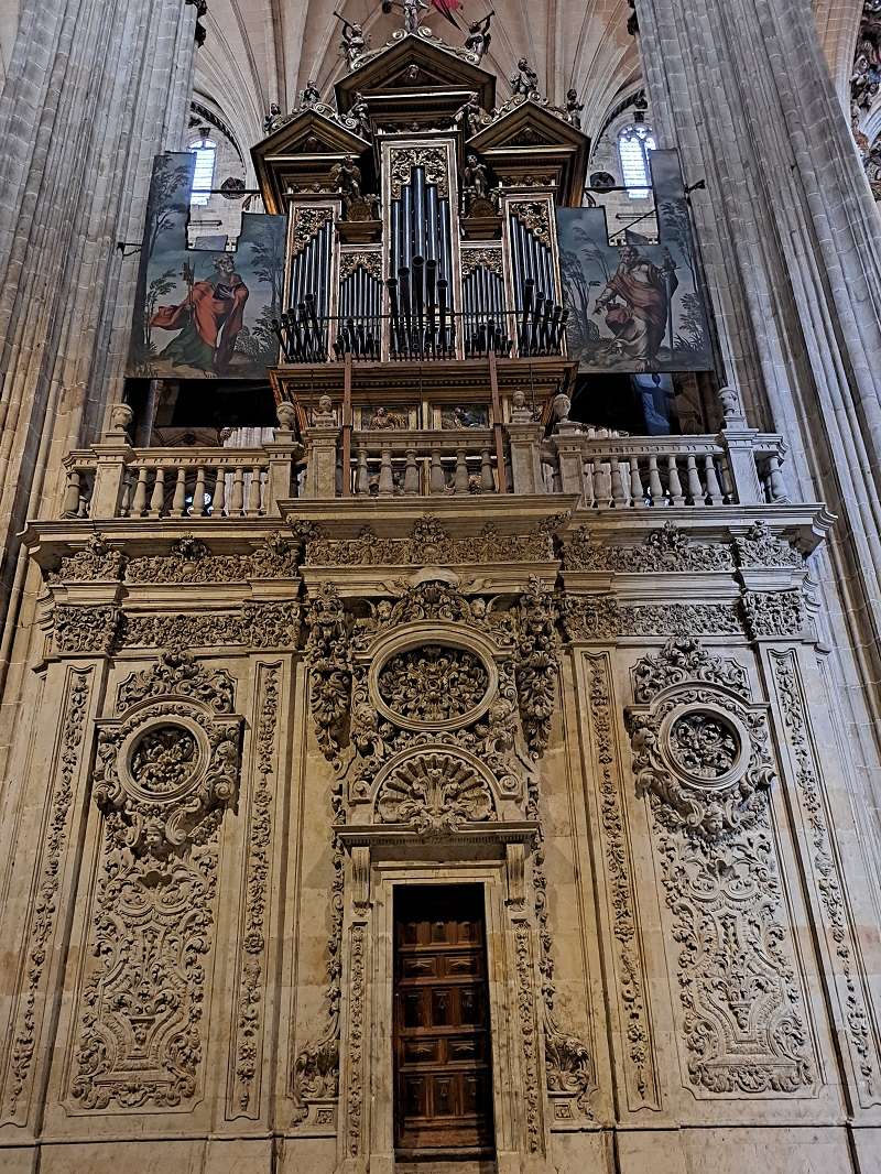 Órgano de la Epístola, ubicado en el coro de la Catedral Nueva de Salamanca