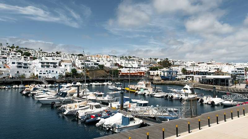 Puerto de Puerto del Carmen en la isla de Lanzarote