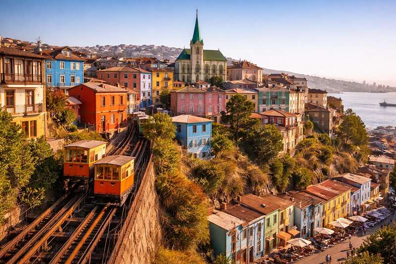 Barrio colorido en Valparaíso al atardecer