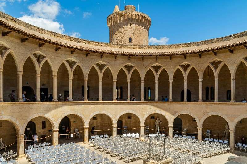 Castillo de Bellver, un castillo de estilo gótico ubicado en una colina a 3 km al oeste del centro de Palma de Mallorca