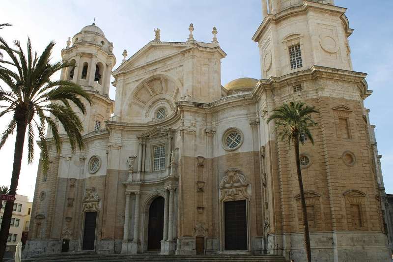 Catedral de Cádiz, también conocida como la Catedral de la Santa Cruz sobre el Mar o de las Aguas