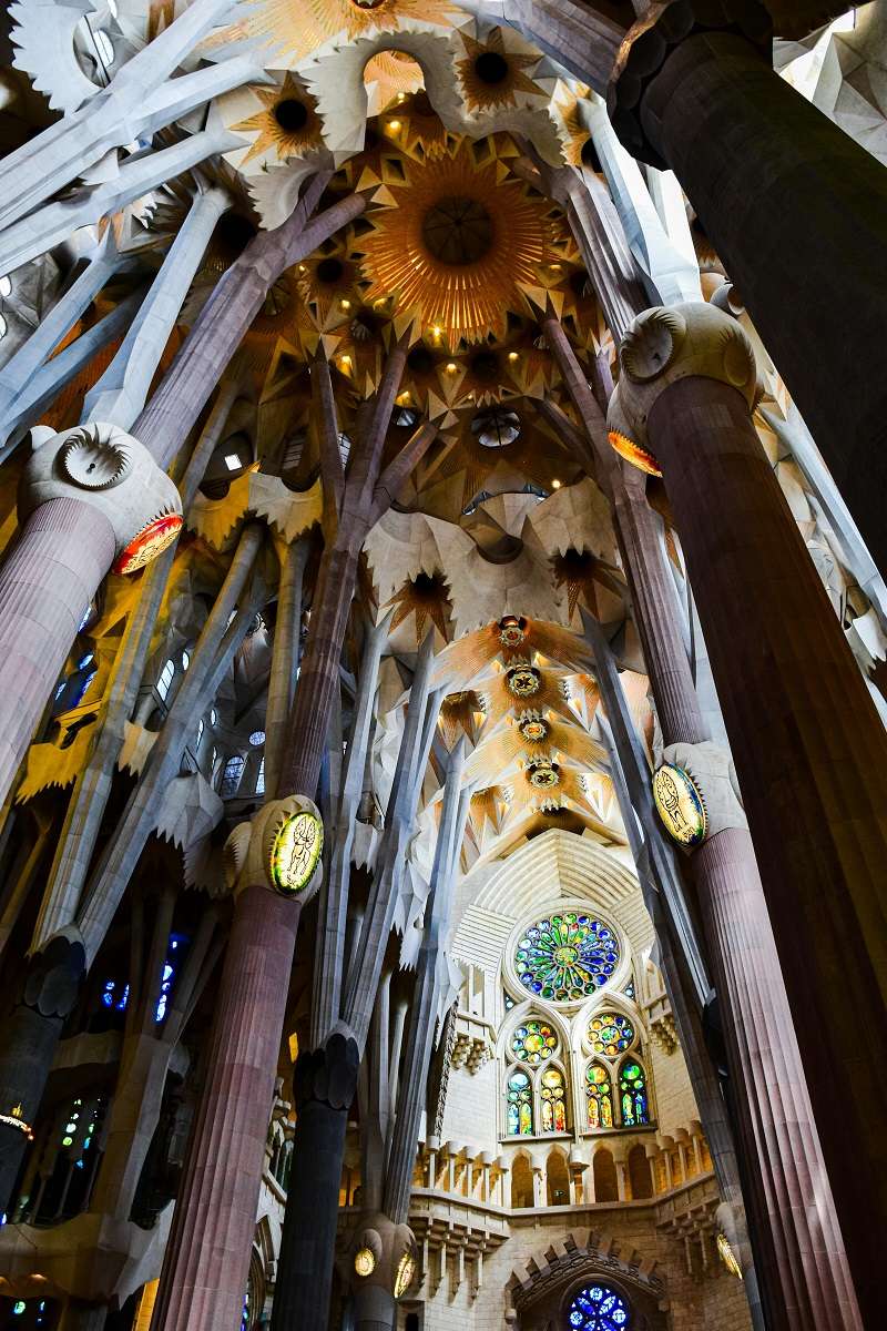 Gaudí aplicó su visión arquitectónica basada en la geometría y la naturaleza al diseño de la basílica