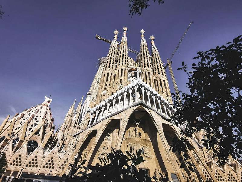 La Sagrada Familia, una emblemática basílica en Barcelona, España, diseñada por el arquitecto Antoni Gaudí