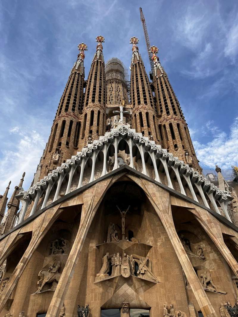 La basílica es famosa por su estilo único, que combina elementos del Art Nouveau, el gótico tardío español y el modernismo catalán