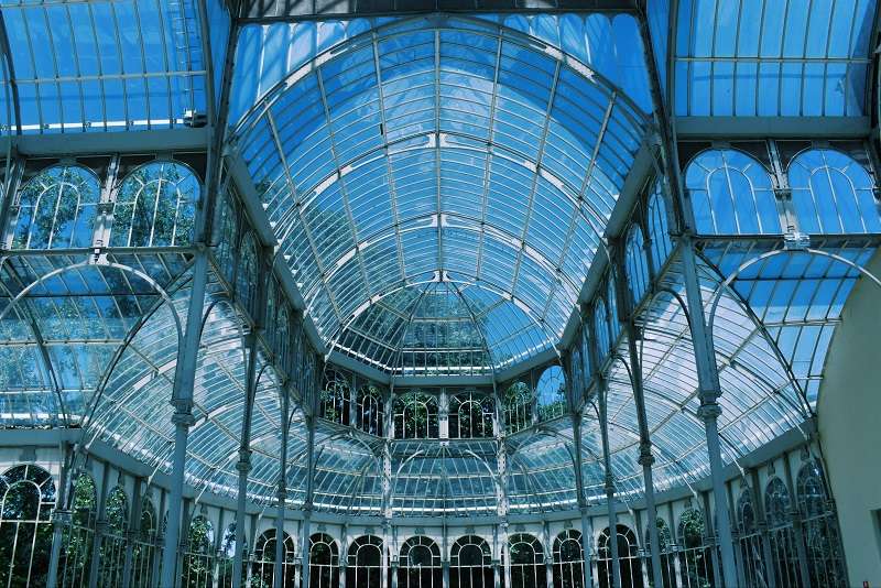 Palacio de Cristal, una estructura de vidrio y metal ubicada en el Parque del Buen Retiro de Madrid