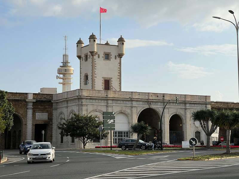 Puertas de Tierra, un monumento arquitectónico y los restos de la antigua muralla que servía como única entrada terrestre a la ciudad de Cádiz