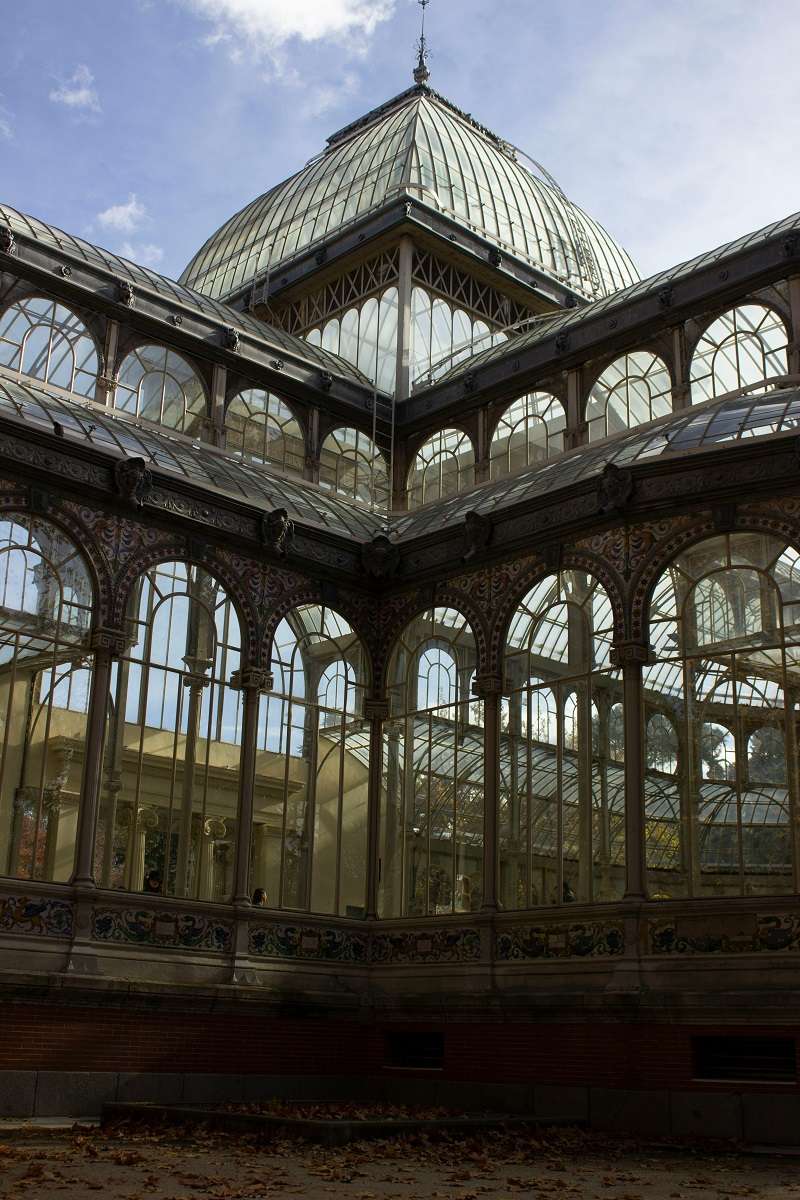Su diseño, inspirado en el Crystal Palace de Londres, es un ejemplo destacado de la arquitectura de hierro y vidrio
