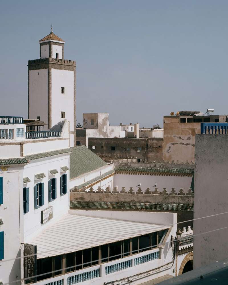Vista de los tejados y el minarete de una mezquita en Essaouira, Marruecos