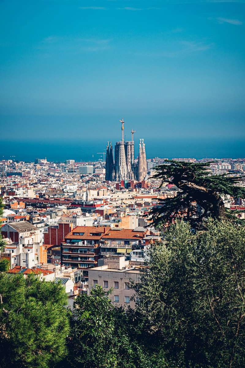 Vista panorámica de Barcelona, destacando la emblemática basílica de la Sagrada Familia