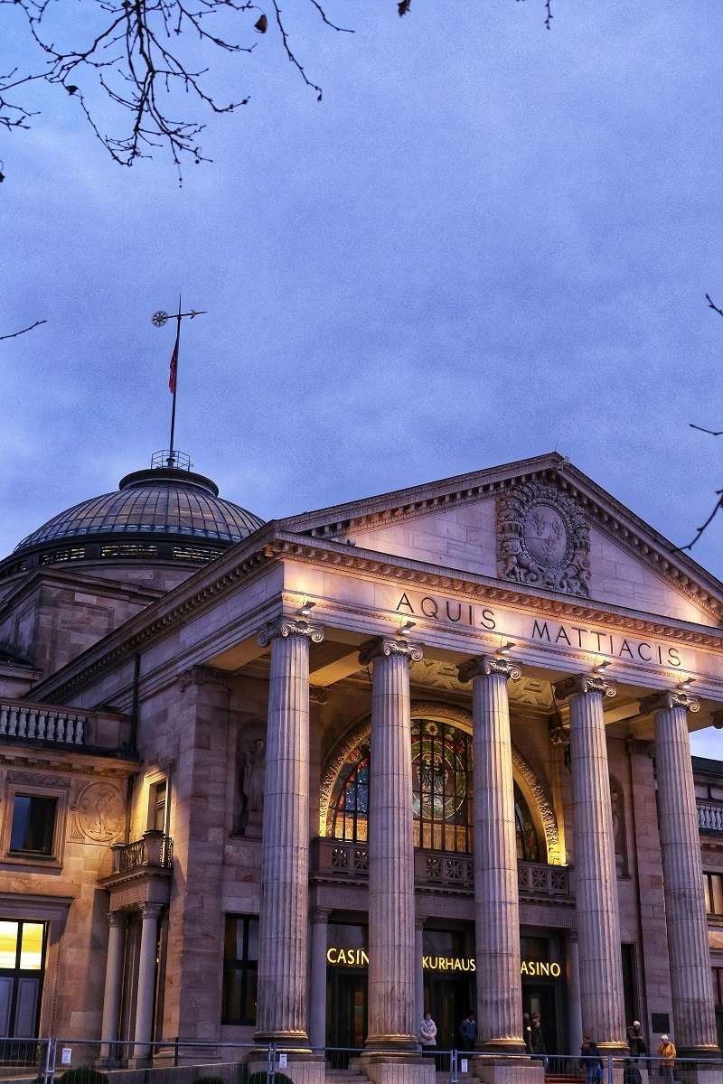 Kurhaus de Wiesbaden, un complejo histórico que alberga un casino y sirve como centro de convenciones en Wiesbaden