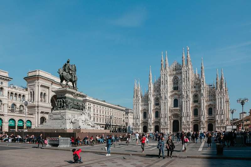 Piazza del Duomo en Milán, Italia, un lugar icónico que sirve como corazón histórico y geográfico de la ciudad